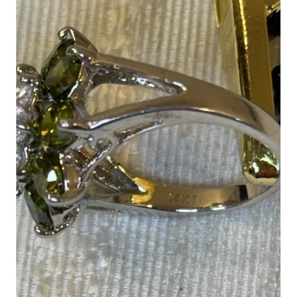 Vintage White Gold Tone Tiered Green Clear Flower Cluster Ring Size 8 SEE NOTE